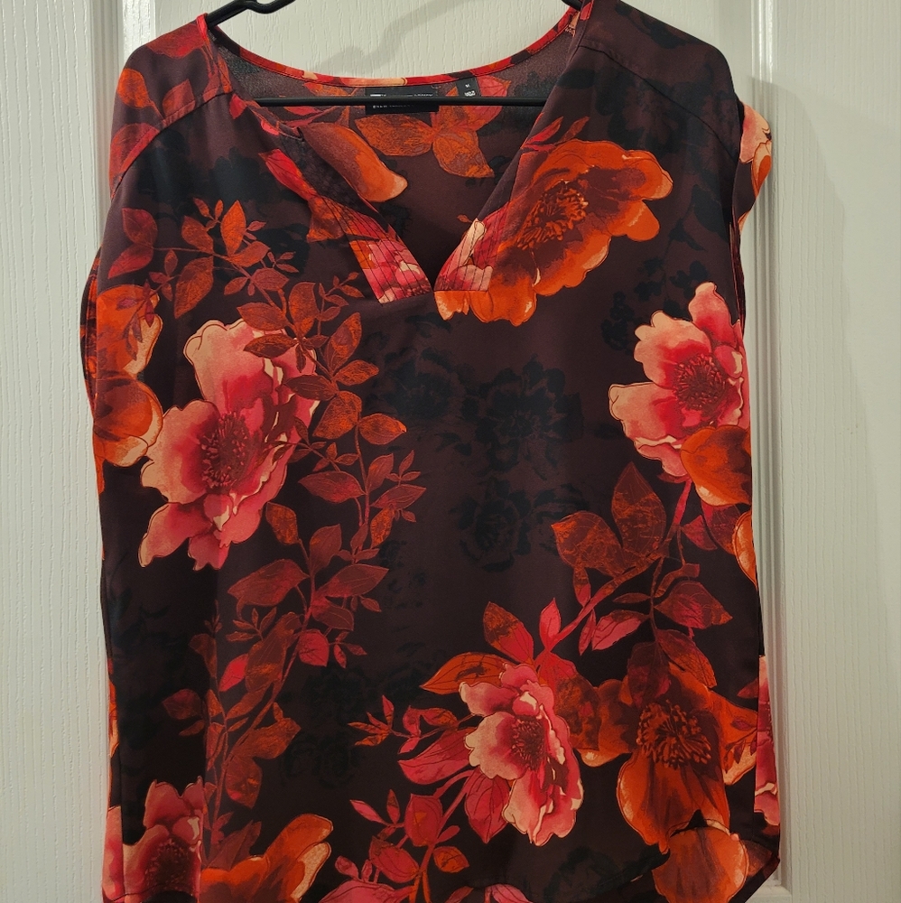 7th Ave. New York and Company Medium red flower print top